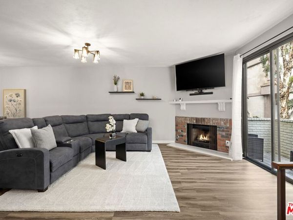 6540 Hayvenhurst Avenue, Unit 3, Lake Balboa, CA 91406