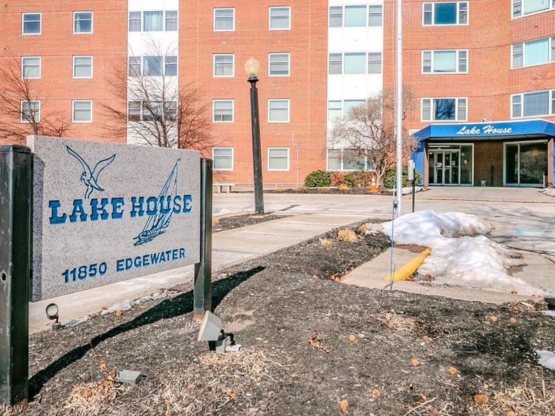 11850 Edgewater Drive, Unit 1002, Lakewood, OH 44107 Photo 2