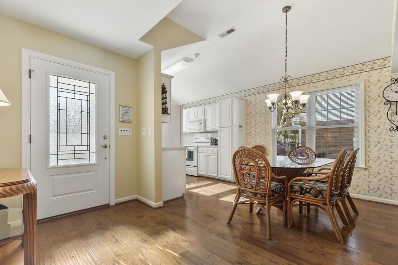 4002 Acorn Way Photo 8