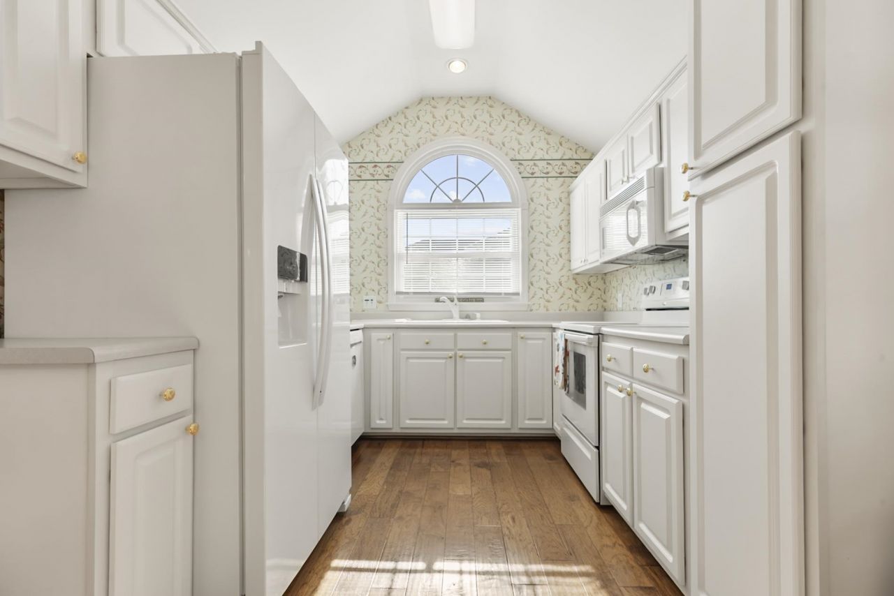 4002 Acorn Way Photo 9