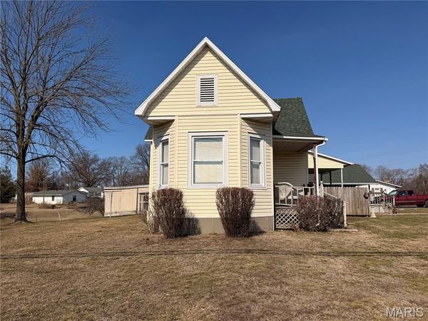 309 S Locust Street, St Elmo, IL 62458
