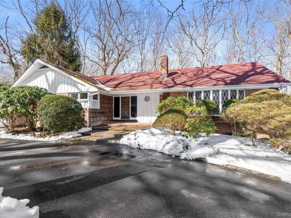 15 Springwood Path, Laurel Hollow, NY 11791