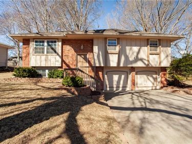 113 Sandstone Drive, Blue Springs, MO 64014