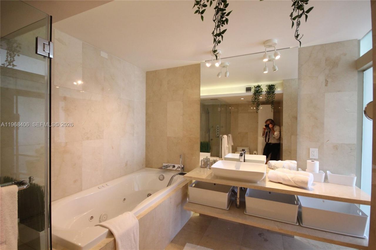 5151 Collins Av, Unit 532, Miami Beach, FL 33140 Photo