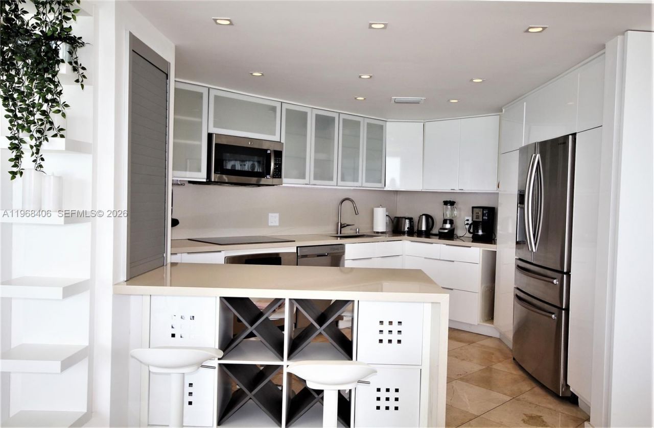 5151 Collins Av, Unit 532, Miami Beach, FL 33140 Photo