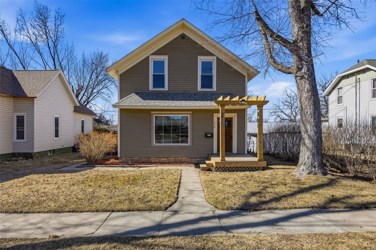 924 10th St, Marion, IA 52302 Main Photo