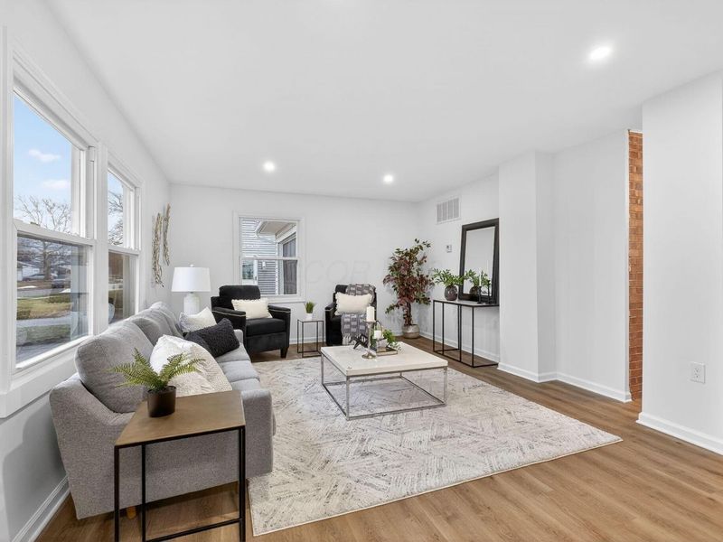 399 Carilla Lane, Columbus, OH 43228 Photo 2