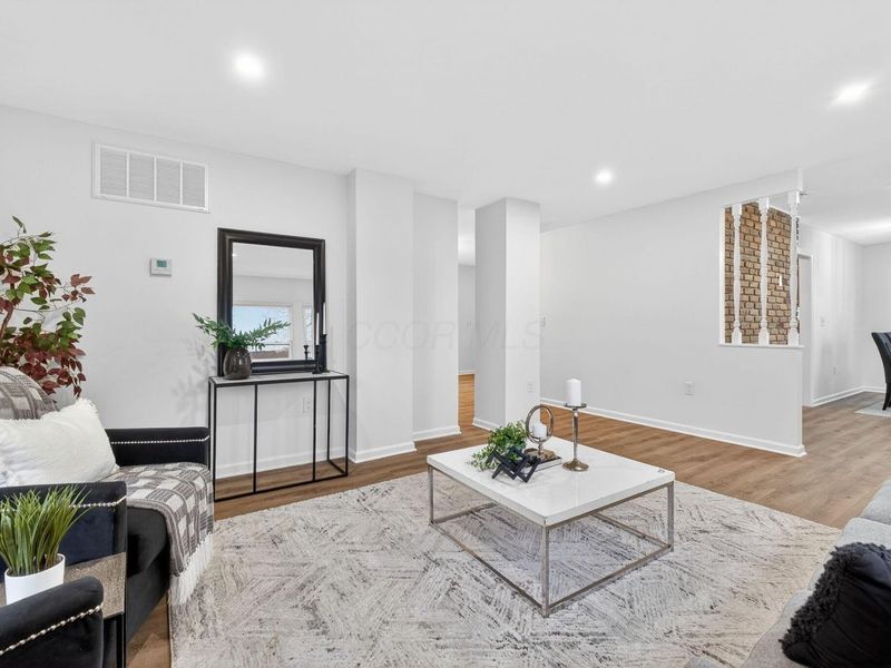 399 Carilla Lane, Columbus, OH 43228 Photo 3