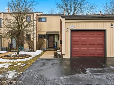 25035 Woodvale Drive S, Southfield, MI 48034