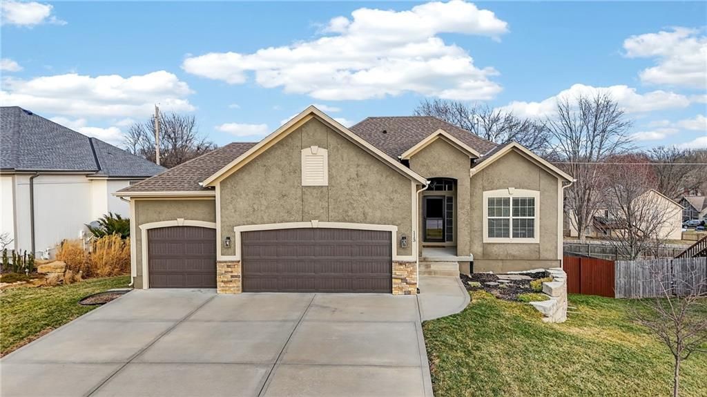 113 N Eastglen Drive, Raymore, MO 64083 Main Photo