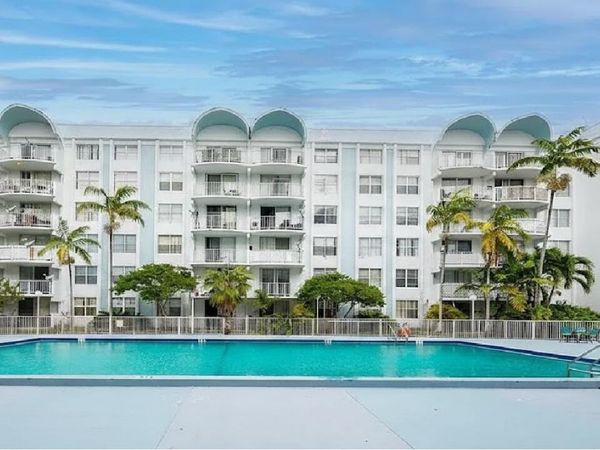 484 NW 165th St Road, Unit A-211, Miami, FL 33169