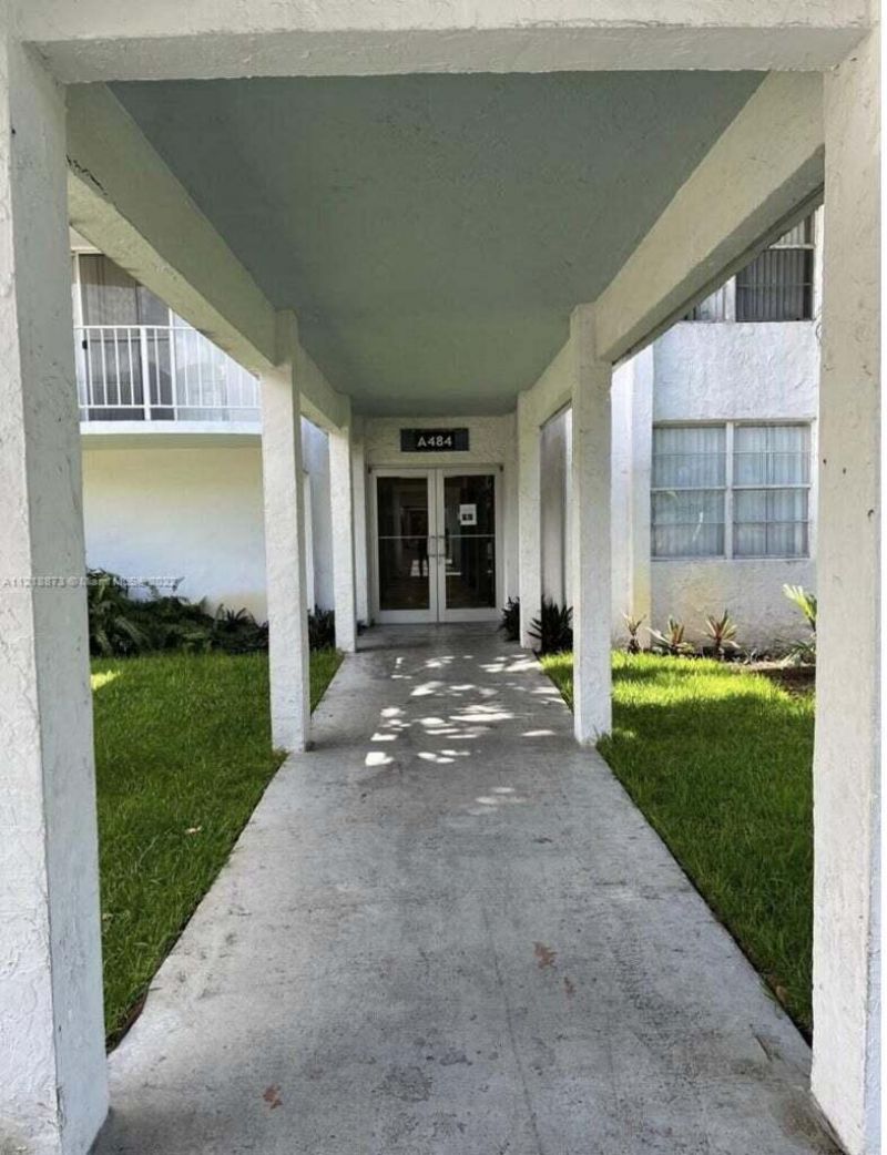 484 NW 165th St Road, Unit A-211, Miami, FL 33169 Photo