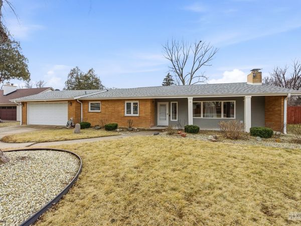 925 Lindenwood Drive, Aurora, IL 60506