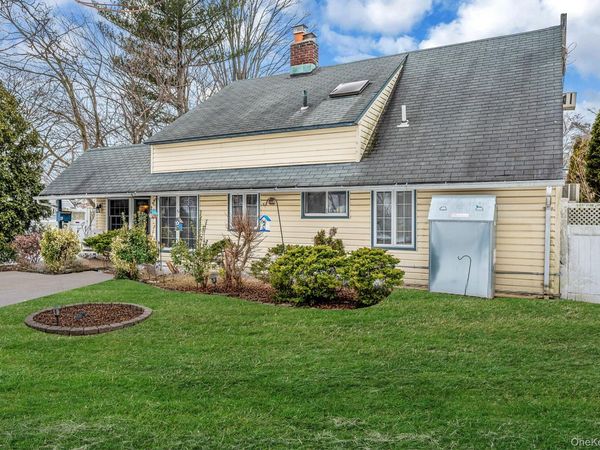 22 Mercury Lane, Levittown, NY 11756