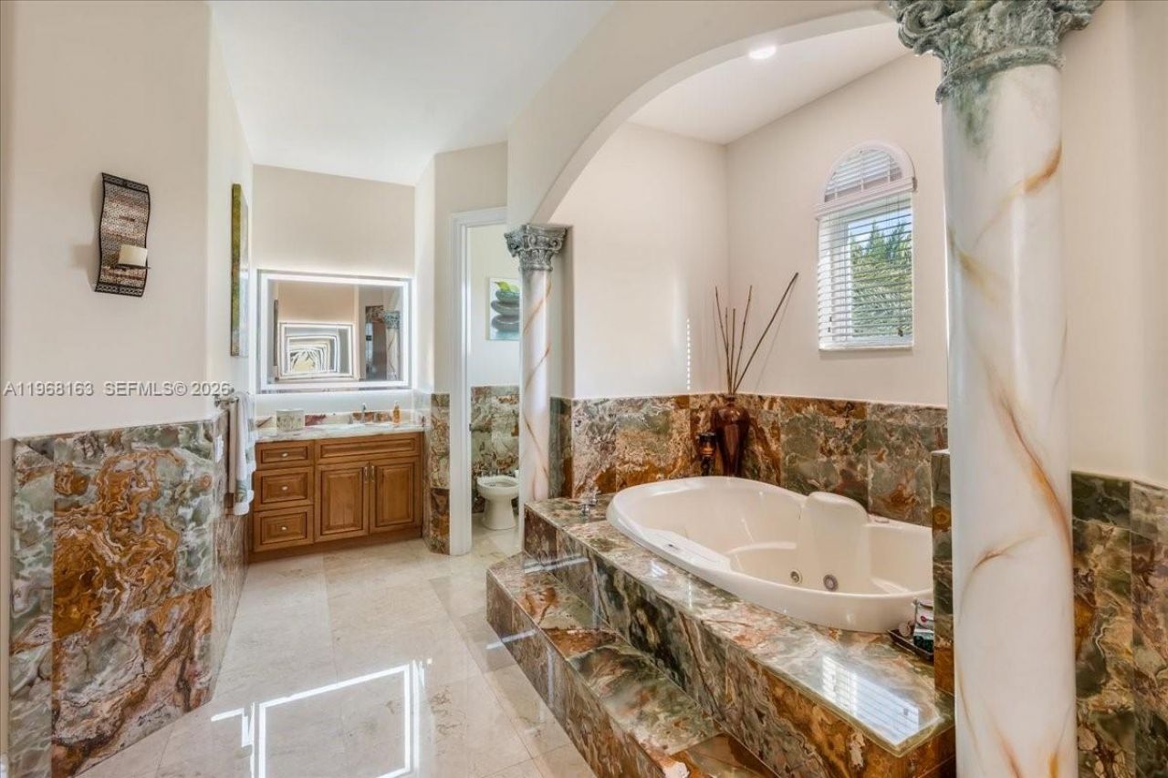 7851 NW 166th Ter, Miami Lakes, FL 33016 Photo