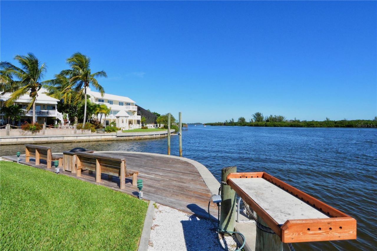 1350 Siesta Bayside Drive, Unit 1350B, Sarasota, FL 34242 Photo