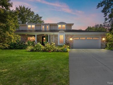 3036 Newport Court, Troy, MI 48084
