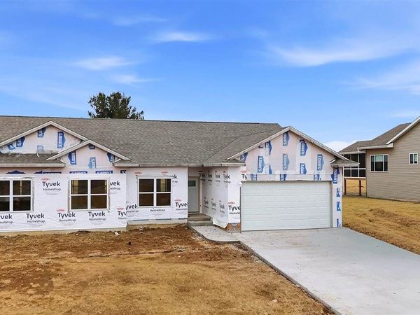 1895 Ashford Ave, Muscatine, IA 52761