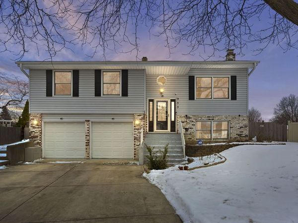 933 Columbia Court, Carol Stream, IL 60188