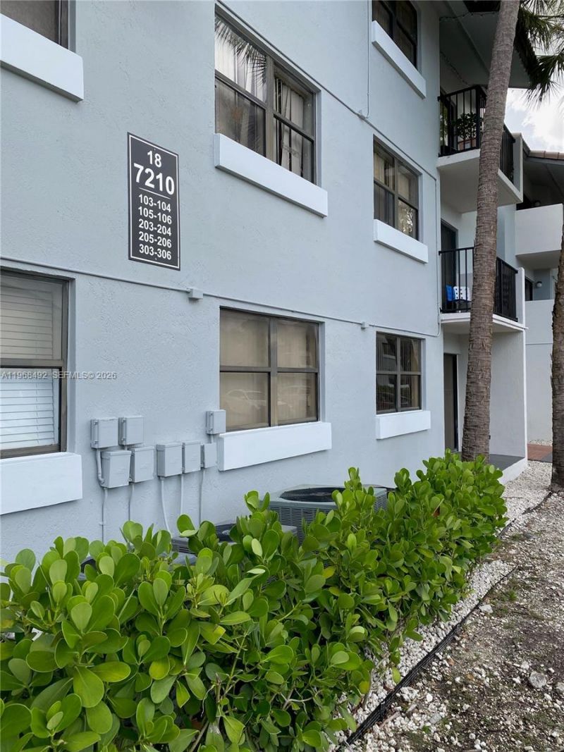 7030 NW 179th St, Unit 205, Hialeah, FL 33015 Photo