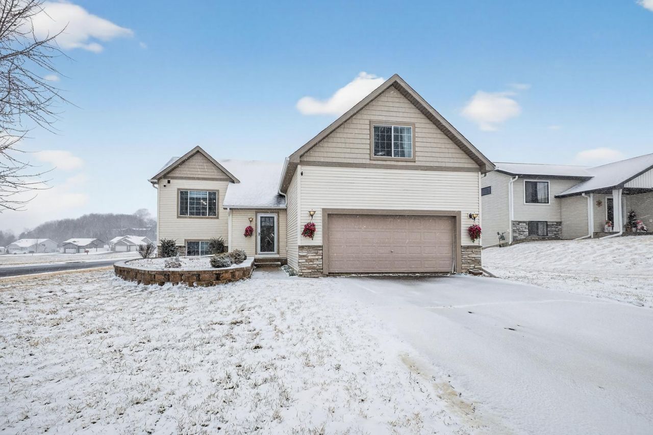 212 Keystone Drive Ne, Pine Island, MN 55963 Main Photo