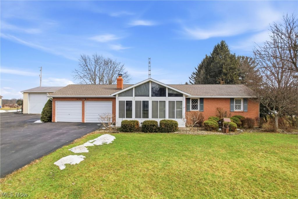 9106 Moulin Avenue Ne, Alliance, OH 44601 Main Photo