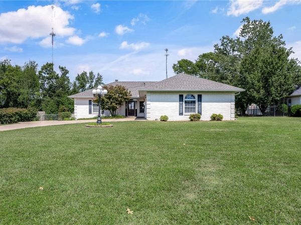 912 NW 9th Street , Bentonville, AR 72712