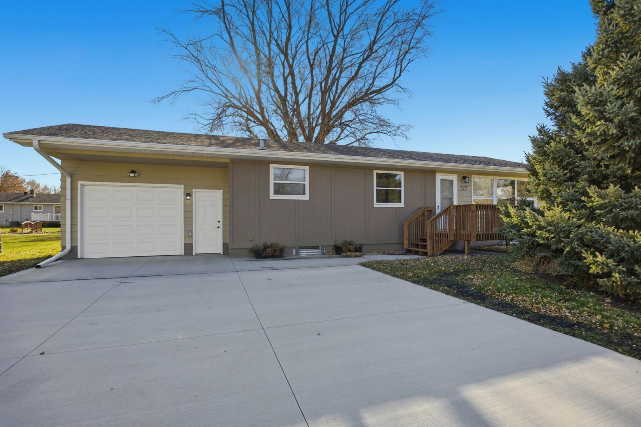 327 Mickey Mouse Avenue, Horace, ND 58047 Main Photo