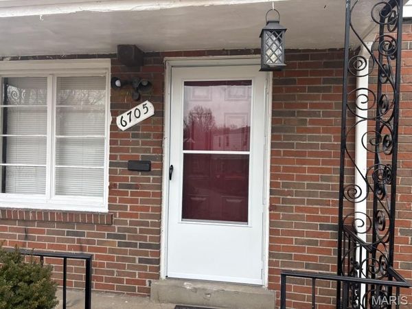 6705 Kenwood Drive, St Louis, MO 63121