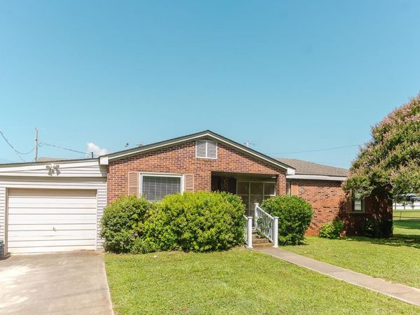 613 Broad St, Tuscumbia, AL 35674