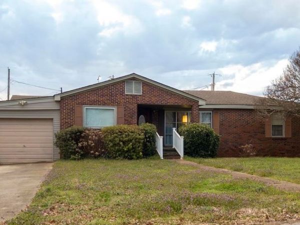 613 Broad St, Tuscumbia, AL 35674