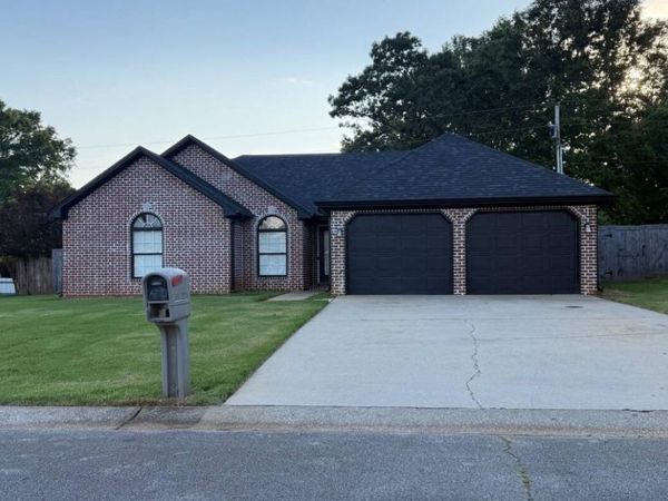 2326 Camden Cv, Muscle Shoals, AL 35661