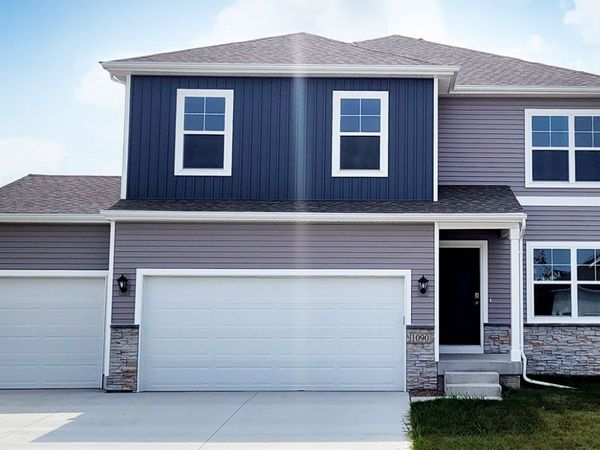 2877 Grassland Court, Hiawatha, IA 52233