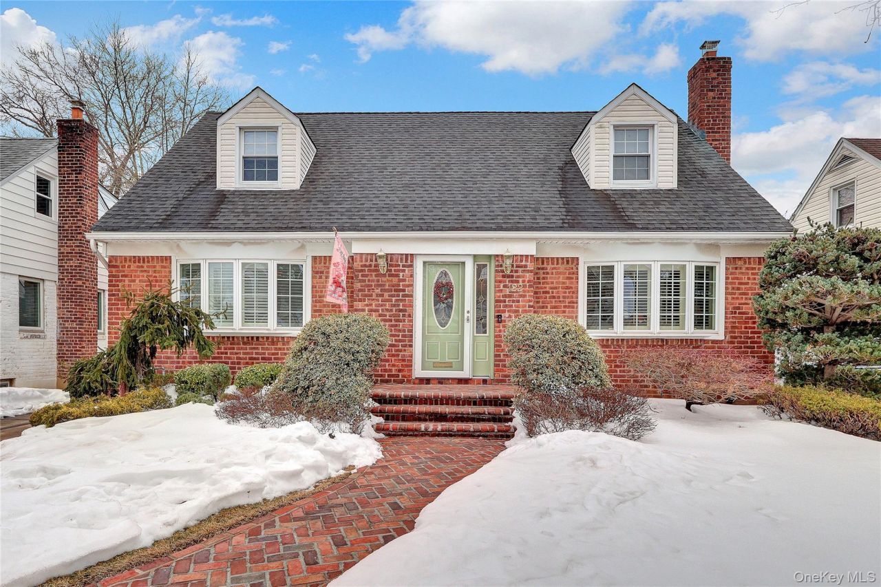 122 Laurel Drive, New Hyde Park, NY 11040 Main Photo