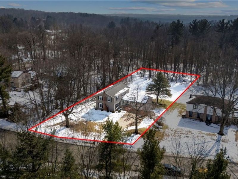 8445 Stoney Brook Drive, Chagrin Falls, OH 44023 Photo 2