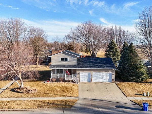 1804 Augusta Dr, Vermillion, SD 57069
