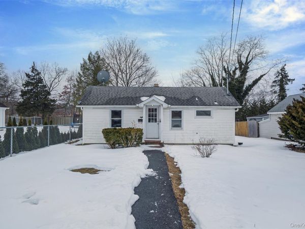 1049 Woodcrest Avenue, Riverhead, NY 11901