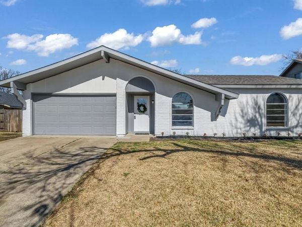 211 Pebblebrook Street , Arlington, TX 76014