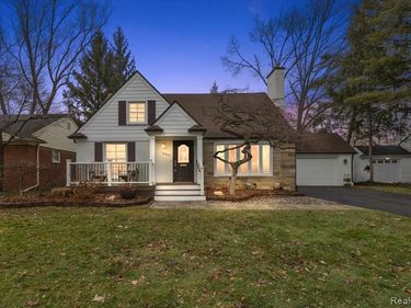 16244 Lauderdale Avenue, Beverly Hills Vlg, MI 48025
