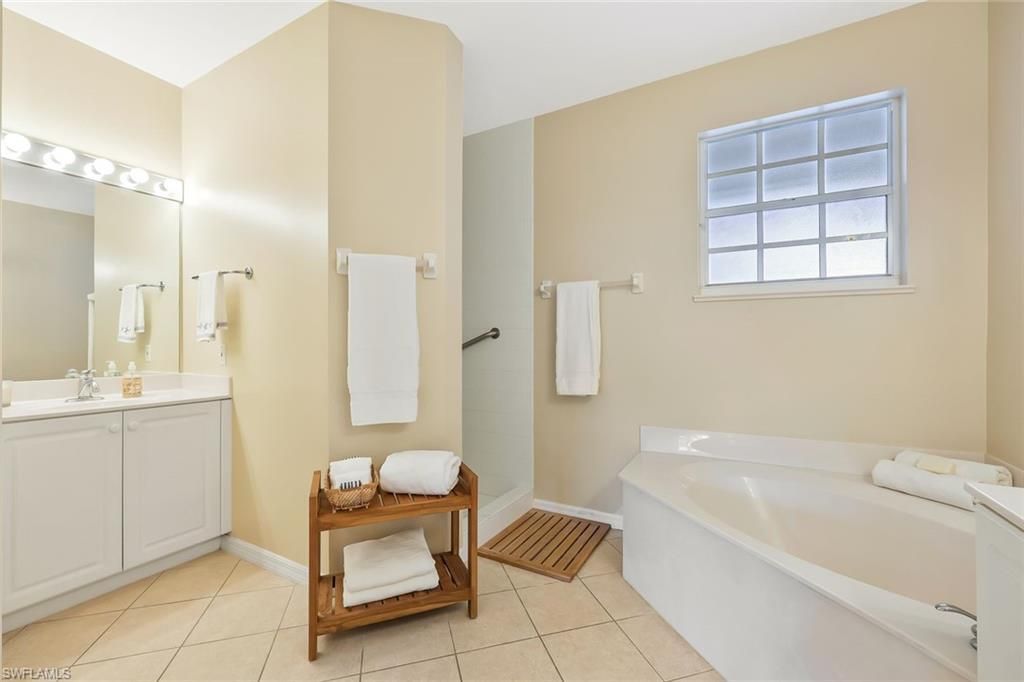 2180 Hawksridge Dr, Unit 2002, Naples, FL 34105 Photo