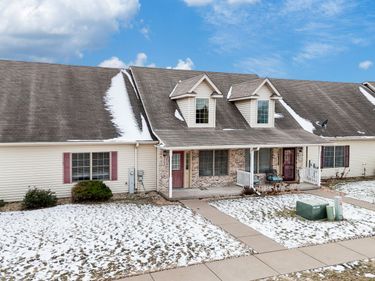 305 WALKER Way, Blue Grass, IA 52726