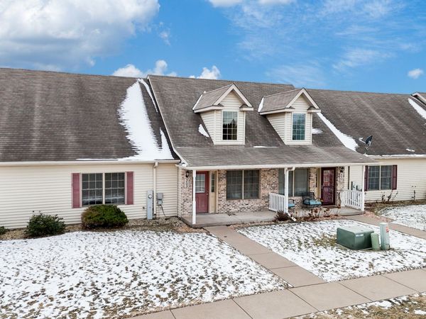 305 WALKER Way, Blue Grass, IA 52726