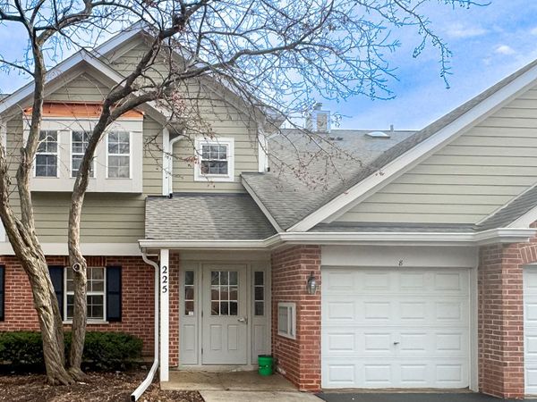 225 Columbia Court, Unit 6, Schaumburg, IL 60193