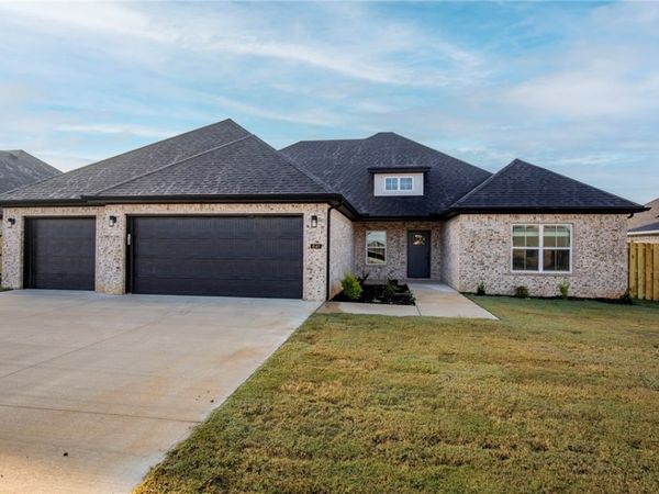 841 Bellagiola Avenue, Tontitown, AR 72762