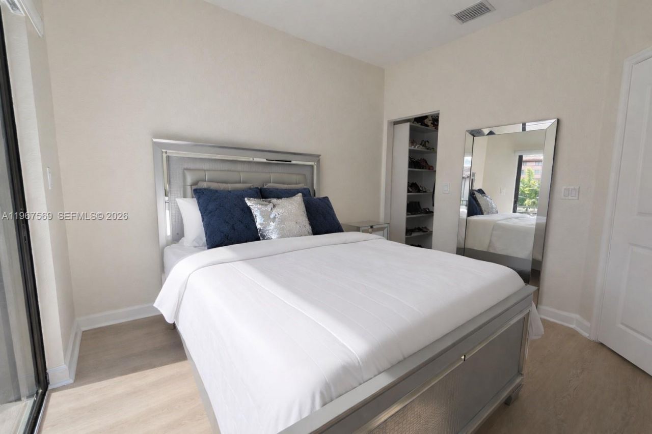 323 NE 208th Ter , Miami, FL 33179 Photo