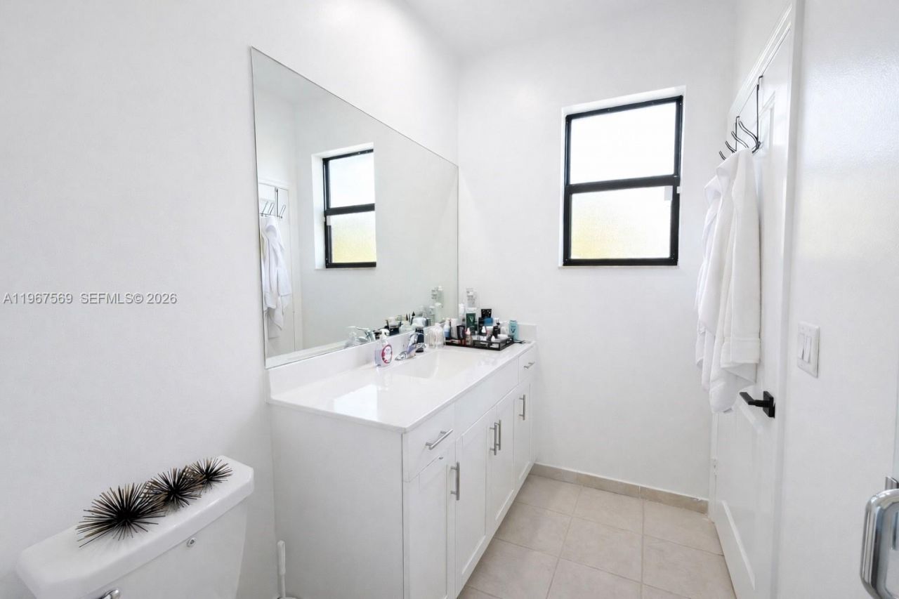 323 NE 208th Ter , Miami, FL 33179 Photo