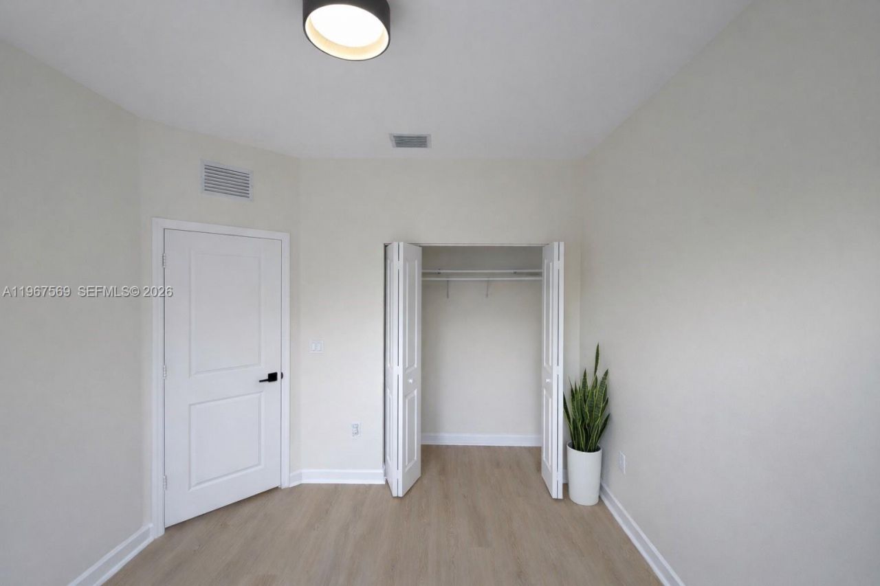 323 NE 208th Ter , Miami, FL 33179 Photo