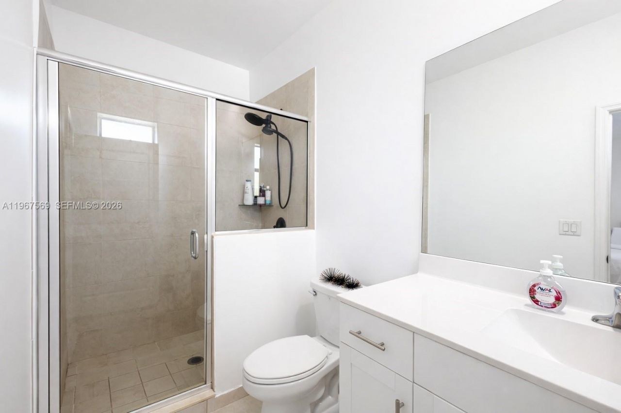 323 NE 208th Ter , Miami, FL 33179 Photo