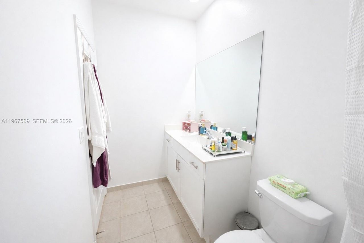 323 NE 208th Ter , Miami, FL 33179 Photo