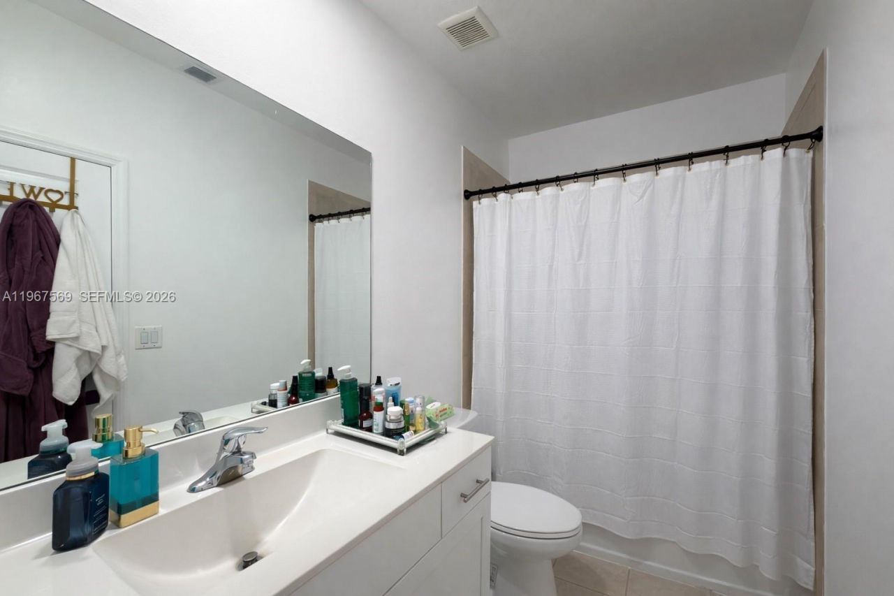 323 NE 208th Ter , Miami, FL 33179 Photo